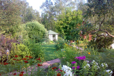 Imagen de jardín contemporáneo pequeño en otoño con exposición parcial al sol y gravilla