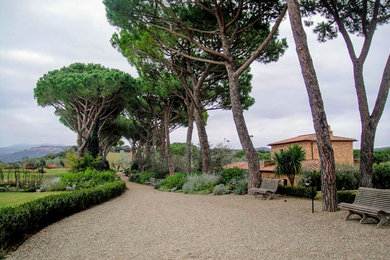 На фото: огромный участок и сад на заднем дворе в средиземноморском стиле с