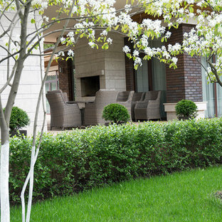 Geometrischer, Großer, Halbschattiger Moderner Vorgarten im Frühling mit Kamin und Dielen in Moskau