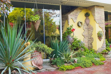 Свежая идея для дизайна: солнечный участок и сад среднего размера на внутреннем дворе в средиземноморском стиле с хорошей освещенностью - отличное фото интерьера