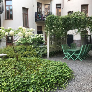 Foto di un patio o portico nordico con ghiaia e una pergola