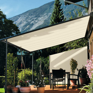 Foto di un patio o portico nordico di medie dimensioni e dietro casa con un parasole e pedane