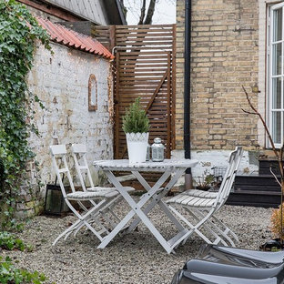 Idee per un piccolo patio o portico nordico dietro casa con ghiaia
