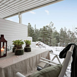 Idéer för nordiska uteplatser på baksidan av huset, med takförlängning