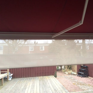 Foto di un patio o portico scandinavo con un parasole