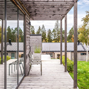Idee per un patio o portico nordico di medie dimensioni e nel cortile laterale con pedane e una pergola