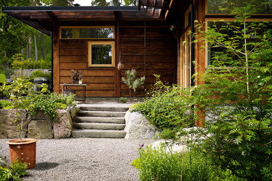 Стильный дизайн: двор на переднем дворе в восточном стиле с покрытием из гравия и навесом - последний тренд