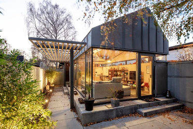 Источник вдохновения для домашнего уюта: маленький двор на переднем дворе в современном стиле с покрытием из бетонных плит для на участке и в саду