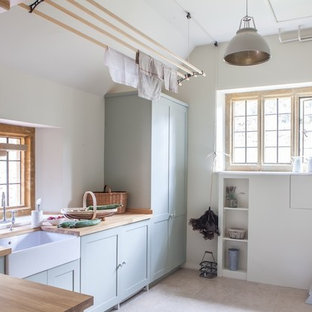 Bild på en lantlig beige beige tvättstuga