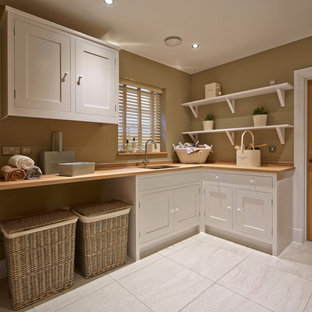 Esempio di una lavanderia country di medie dimensioni con pareti marroni, top in legno, pavimento bianco e top beige