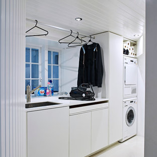 Inspiration för ett mellanstort maritimt parallellt grovkök, med släta luckor, vita skåp, bänkskiva i koppar, en tvättpelare, vita väggar, klinkergolv i porslin och en undermonterad diskho