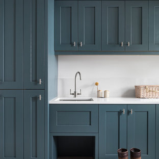 Inspiration för ett mellanstort vintage vit parallellt vitt grovkök med garderob, med en integrerad diskho, skåp i shakerstil, blå skåp, bänkskiva i kvartsit, vitt stänkskydd, stänkskydd i sten, vinylgolv, grått golv och vita väggar