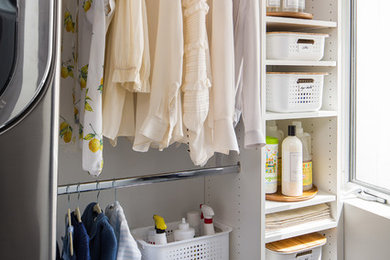Modelo de lavadero multiusos y en L contemporáneo pequeño con puertas de armario blancas