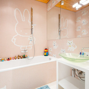 Bild på ett funkis badrum för barn, med ett badkar i en alkov, en dusch/badkar-kombination, flerfärgad kakel, mosaik, rosa väggar och ett fristående handfat