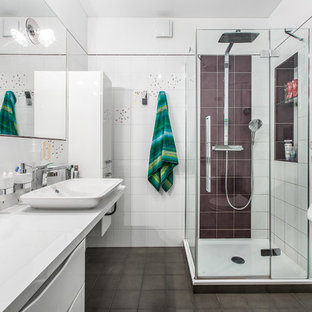 Immagine di una stanza da bagno con doccia contemporanea con ante lisce, ante bianche, doccia ad angolo, piastrelle bianche, piastrelle marroni, pareti bianche, lavabo a bacinella, orinatoio e porta doccia a battente