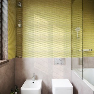 Diseño de cuarto de baño contemporáneo, de tamaño medio, con combinación de ducha y bañera, suelo de baldosas de porcelana, suelo gris, bidé, baldosas y/o azulejos amarillos y baldosas y/o azulejos en mosaico