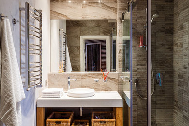 Пример оригинального дизайна: ванная комната среднего размера в современном стиле с душевой комнатой, инсталляцией, серыми стенами, полом из керамогранита, душевой кабиной, настольной раковиной, серым полом и душем с раздвижными дверями