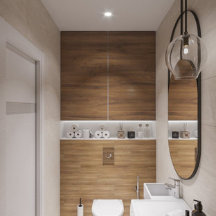 Modern inredning av ett litet brun brunt en-suite badrum, med släta luckor, skåp i mellenmörkt trä, ett undermonterat badkar, en hörndusch, en vägghängd toalettstol, flerfärgad kakel, flerfärgade väggar, klinkergolv i keramik, ett piedestal handfat, träbänkskiva, vitt golv och dusch med duschdraperi