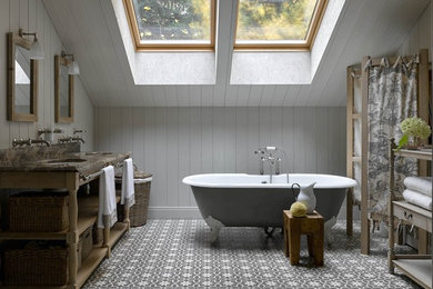 Пример оригинального дизайна: главная ванная комната в стиле неоклассика (современная классика) с открытыми фасадами, ванной на ножках, белыми стенами и серым полом