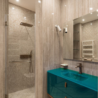 Immagine di una stanza da bagno con doccia contemporanea di medie dimensioni con ante lisce, ante turchesi, doccia alcova, piastrelle beige, piastrelle in gres porcellanato, lavabo integrato, pavimento beige, porta doccia a battente e top turchese