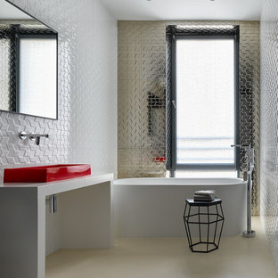 Inspiration för ett mellanstort funkis vit vitt en-suite badrum, med ett fristående badkar, vit kakel, kakel i metall, betonggolv, ett fristående handfat, kaklad bänkskiva, beiget golv och öppna hyllor