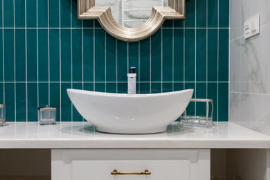 Imagen de cuarto de baño principal clásico renovado de tamaño medio con sanitario de pared