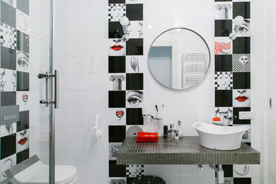 На фото: ванная комната в современном стиле с инсталляцией и настольной раковиной