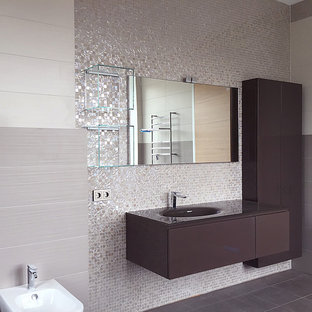 Inspiration för ett stort funkis lila lila en-suite badrum, med släta luckor, lila skåp, en vägghängd toalettstol, grå kakel, mosaik, lila väggar, klinkergolv i keramik, ett väggmonterat handfat, bänkskiva i glas och lila golv