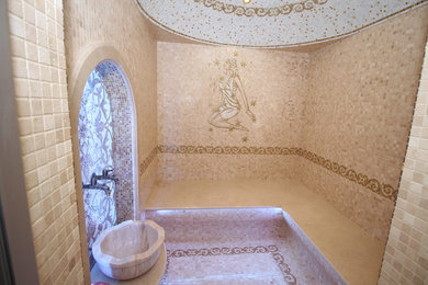Diseño de cuarto de baño asiático de tamaño medio con baldosas y/o azulejos beige, baldosas y/o azulejos en mosaico, paredes beige, suelo con mosaicos de baldosas y suelo beige
