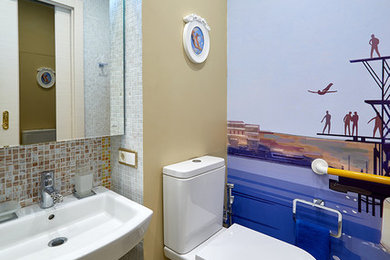 Idéer för att renovera ett litet maritimt badrum, med en toalettstol med separat cisternkåpa, flerfärgade väggar, ett väggmonterat handfat och beiget golv