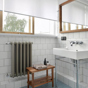 Idéer för små funkis en-suite badrum, med vit kakel, keramikplattor, vita väggar, klinkergolv i keramik, ett piedestal handfat och turkost golv