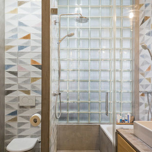 Diseño de cuarto de baño con ducha, industrial, sin sin inodoro, con bañera empotrada, sanitario de dos piezas, baldosas y/o azulejos multicolor, lavabo sobreencimera, suelo gris y ducha con puerta con bisagras