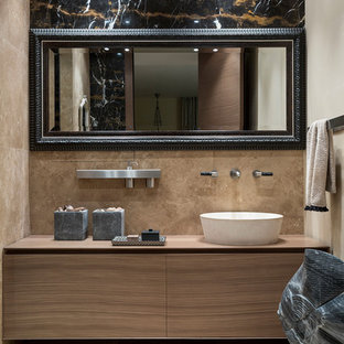 Inspiration för mellanstora moderna brunt badrum med dusch, med släta luckor, skåp i mellenmörkt trä, beige kakel, travertinkakel, travertin golv, träbänkskiva, ett fristående handfat och beiget golv
