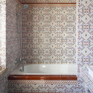 Kleines Asiatisches Badezimmer mit offenen Schränken, Toilette mit Aufsatzspülkasten, roten Fliesen, Keramikfliesen, oranger Wandfarbe, Keramikboden, Sockelwaschbecken, gefliestem Waschtisch, braunem Boden und roter Waschtischplatte in Moskau