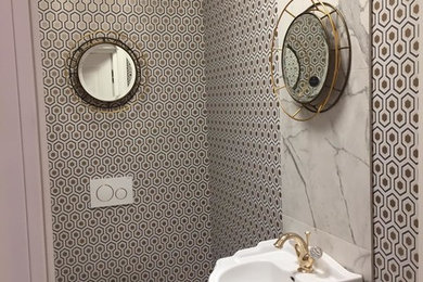Bild på ett mellanstort toalett, med ett väggmonterat handfat