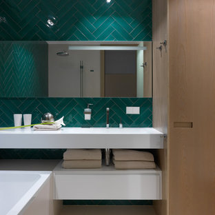 Idéer för ett modernt vit en-suite badrum, med vita skåp, ett badkar i en alkov, grön kakel, öppna hyllor och beiget golv