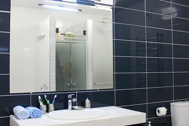 На фото: ванная комната среднего размера в современном стиле с отдельно стоящей ванной, раздельным унитазом, керамической плиткой, полом из керамической плитки, душевой кабиной, врезной раковиной, белым полом и душем с распашными дверями