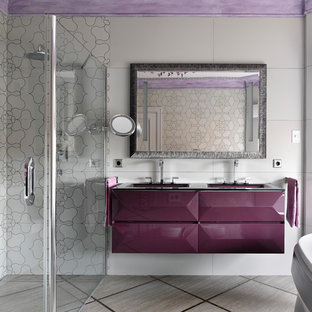 Bild på ett funkis lila lila en-suite badrum, med lila skåp, en kantlös dusch, vit kakel, grå kakel, grått golv, luckor med upphöjd panel, vita väggar, ett integrerad handfat och dusch med gångjärnsdörr