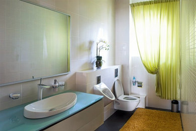 Свежая идея для дизайна: ванная комната с писсуаром и настольной раковиной - отличное фото интерьера