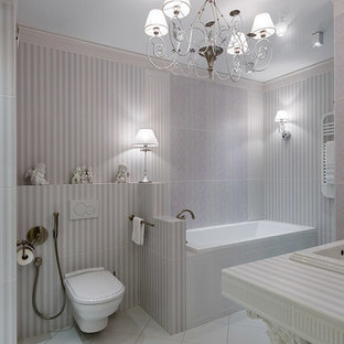 75+ Badezimmer mit weißen Fliesen und lila Wandfarbe Ideen & Bilder