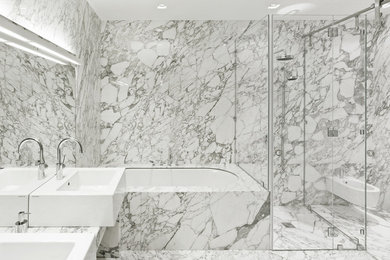 Идея дизайна: главная ванная комната в современном стиле с полновстраиваемой ванной, душем без бортиков, биде, серой плиткой, настольной раковиной, серым полом, душем с распашными дверями и серой столешницей