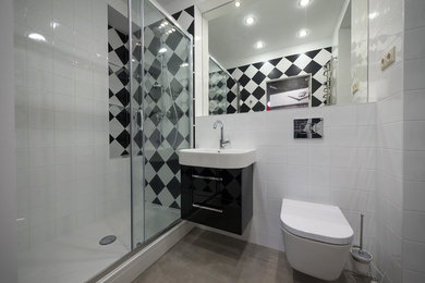На фото: ванная комната в современном стиле с плоскими фасадами, черными фасадами, душем в нише, инсталляцией, черно-белой плиткой, разноцветными стенами, душевой кабиной и накладной раковиной с