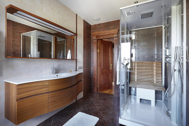 Свежая идея для дизайна: ванная комната в современном стиле с плоскими фасадами, фасадами цвета дерева среднего тона, белой плиткой, коричневой плиткой, душевой кабиной и монолитной раковиной - отличное фото интерьера