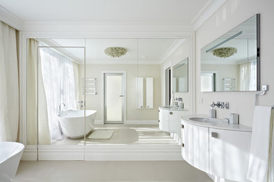 Пример оригинального дизайна: большая ванная комната в современном стиле с плоскими фасадами, белыми фасадами, отдельно стоящей ванной и врезной раковиной