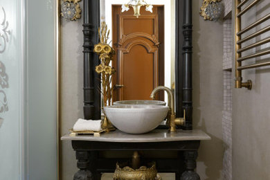 Пример оригинального дизайна: ванная комната в классическом стиле с черными фасадами, настольной раковиной, коричневым полом, бежевой столешницей и открытыми фасадами