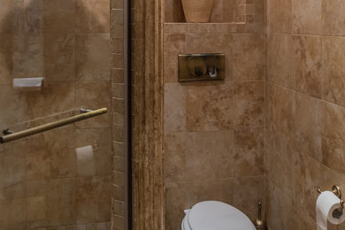 Modelo de cuarto de baño mediterráneo con ducha empotrada, sanitario de pared, baldosas y/o azulejos marrones y aseo y ducha