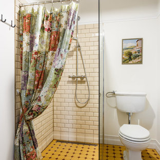 Réalisation d'une petit salle d'eau champêtre avec un placard avec porte à panneau surélevé, des portes de placard blanches, une douche à l'italienne, un WC séparé, un carrelage beige, des carreaux de céramique, un mur beige, un sol en carrelage de porcelaine, un plan vasque, un sol jaune et aucune cabine.