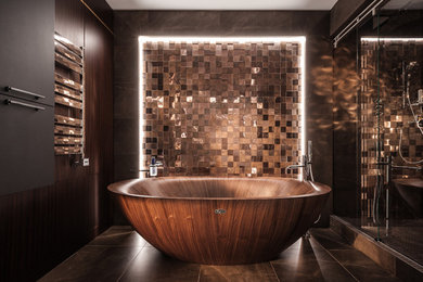 Свежая идея для дизайна: главная ванная комната в современном стиле с отдельно стоящей ванной, коричневой плиткой, коричневым полом, душем в нише, душем с раздвижными дверями и акцентной стеной - отличное фото интерьера