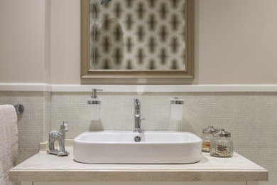 Стильный дизайн: ванная комната в стиле неоклассика (современная классика) с фасадами с утопленной филенкой, бежевыми стенами и накладной раковиной - последний тренд
