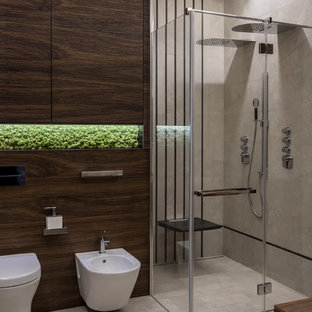 Idee per una stanza da bagno con doccia contemporanea di medie dimensioni con doccia doppia, piastrelle beige, piastrelle in travertino, pavimento in travertino, pavimento beige, porta doccia a battente e bidè